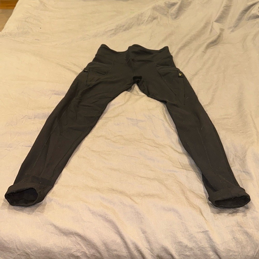 Good use condition Lululemon leggings 3/4 side pockets older style cotton blend